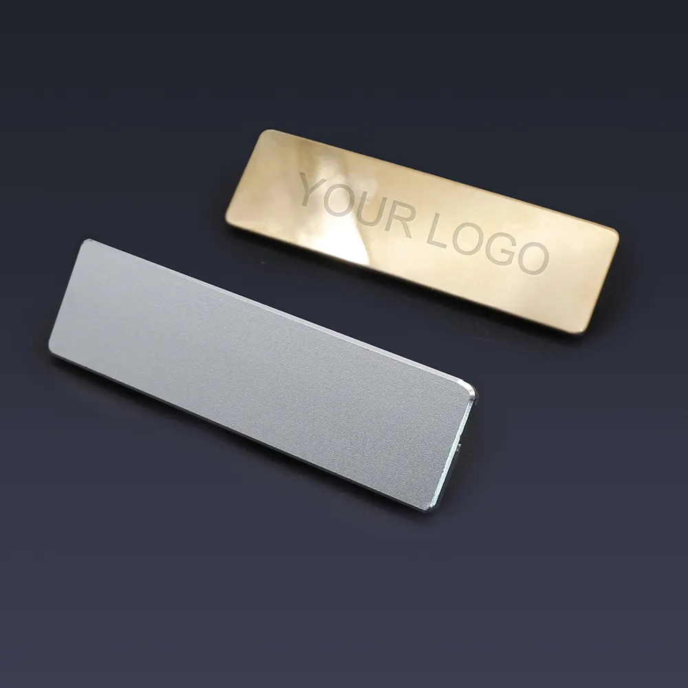 Empresa personalizada empleado en blanco impresión láser grabado aluminio Metal magnético personal nombre insignia nombre etiquetas con pasador de seguridad