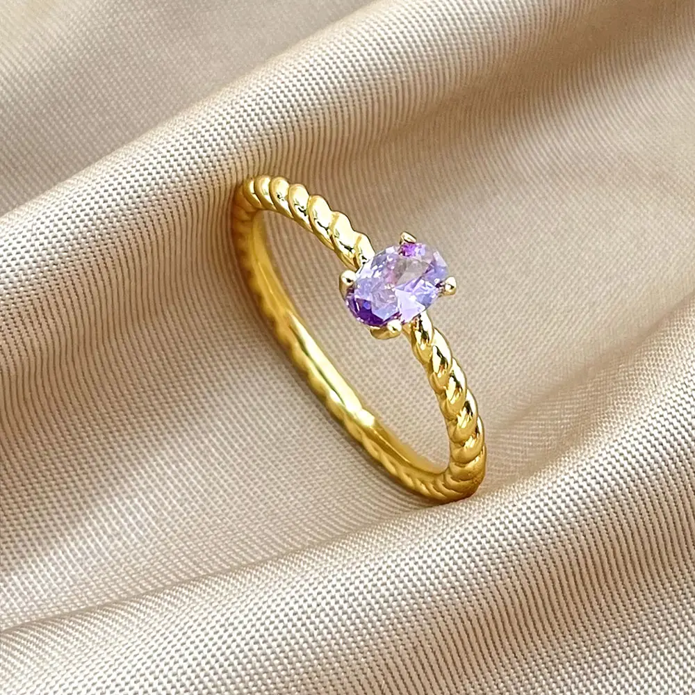 Anillo de piedras preciosas delicadas al por mayor de fábrica, anillo de circonita cúbica ovalada púrpura con diseño de giro simple chapado en oro de 18 quilates para mujer