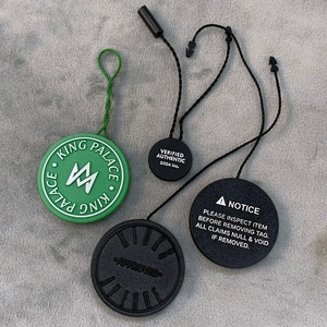 Etiquetas colgantes de tela de lujo personalizadas, cuerda de poliéster lavable, producto con logotipo en relieve, sello de plástico para prendas - Product Image 2