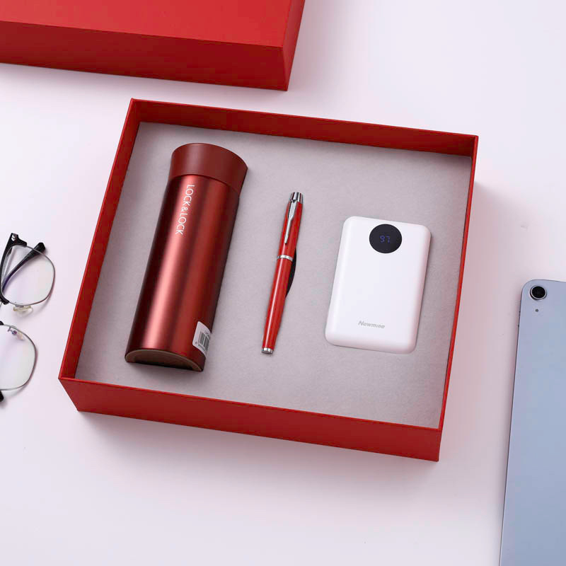 Juego de 3 piezas: taza con cierre rojo, bolígrafo y batería externa.