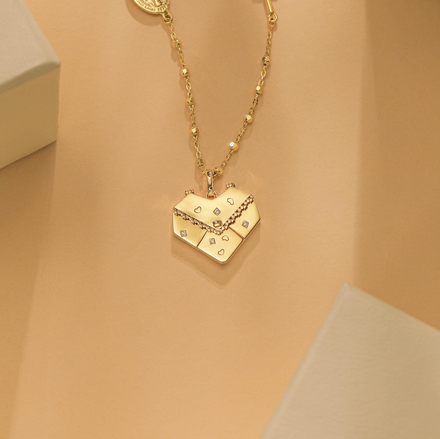 Collar de oro-amor
