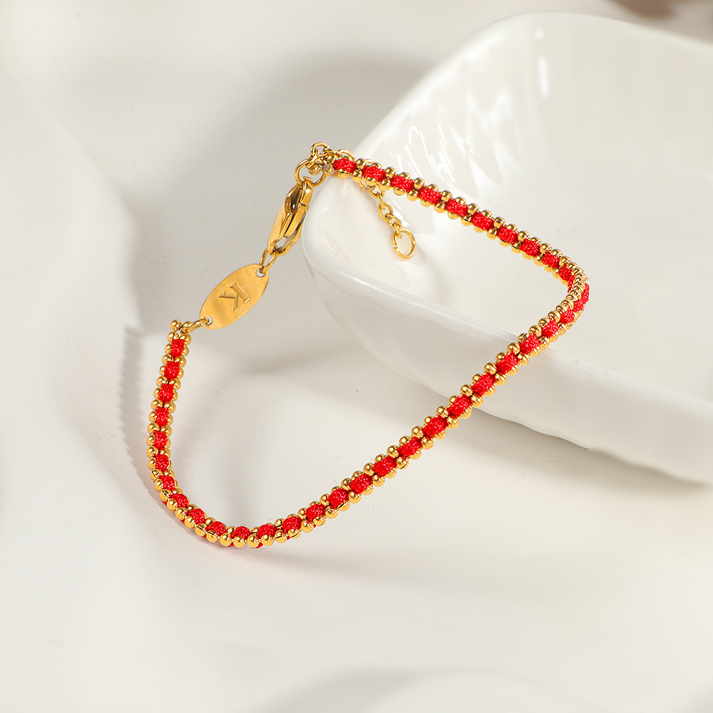 petit bracelet en corde rouge tressée dorée