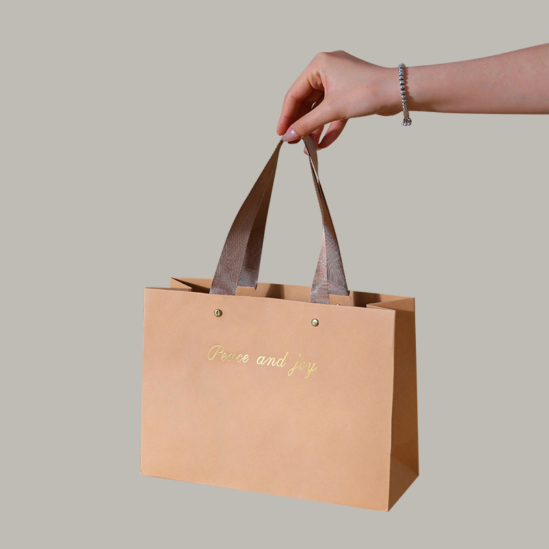 Bolsa de papel de pulpa cruda de papel kraft con letras doradas.
