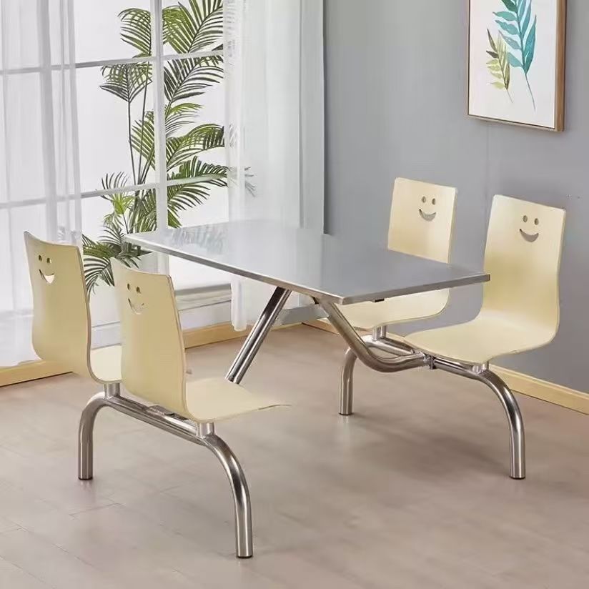 Mesa de acero inoxidable para cuatro personas.