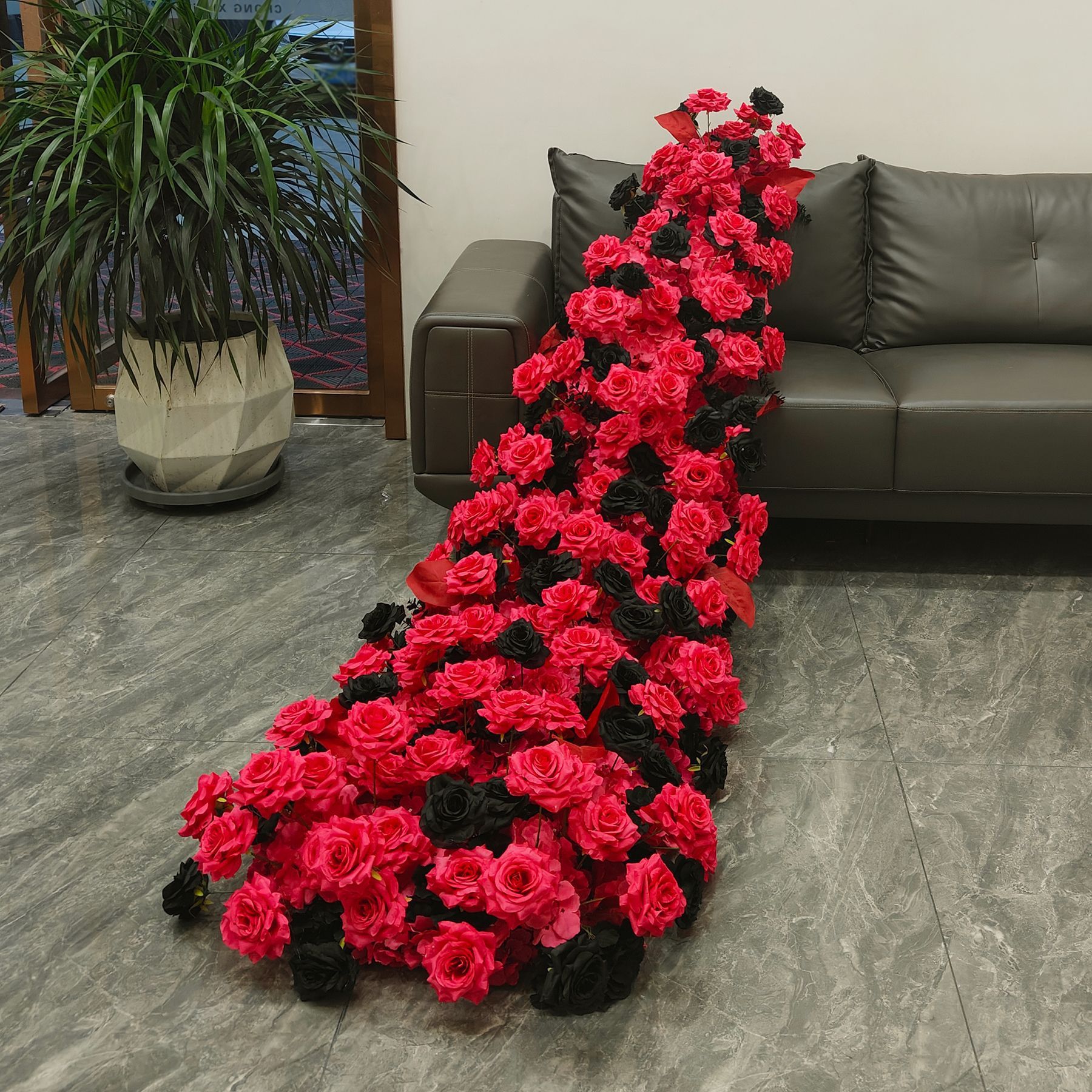 Rangée de fleurs cascade rouge et noire - 2003070cm