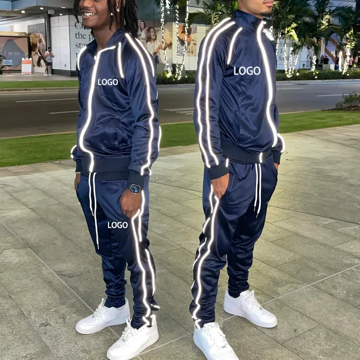 Custom Two piece reflexivo Logo Print Sweatsuit Sportswear Zipper Cargo Jackets Luminous Stripe Tricô Para Homens