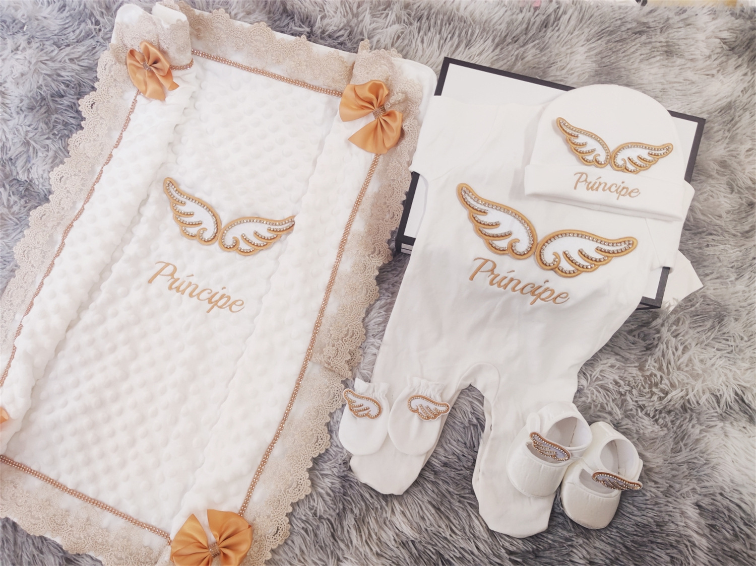Lace gold edge white background wings(with no custom)