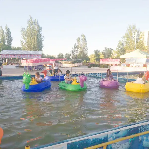 Luxe grand amusement eau enfants monter parc de jeux équipement en fibre de verre batterie électrique gonflable laser adulte pare-chocs bateau