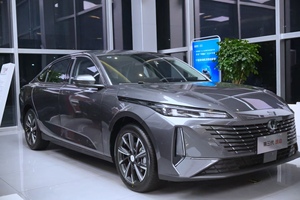 Changan Yidong Eado1.5L排気量ターボセダン新しい中国製自動ガス/ガソリンカーレザーシートユーロVIエミッションFWD
