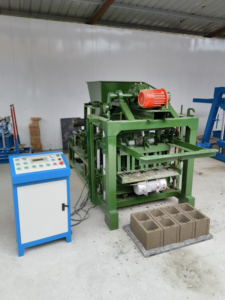 Una máquina de moldeado de bloques de cemento y fabricación de ladrillos completamente automática controlada por PLC rentable Máquina de fabricación de bloques - Product Image 3