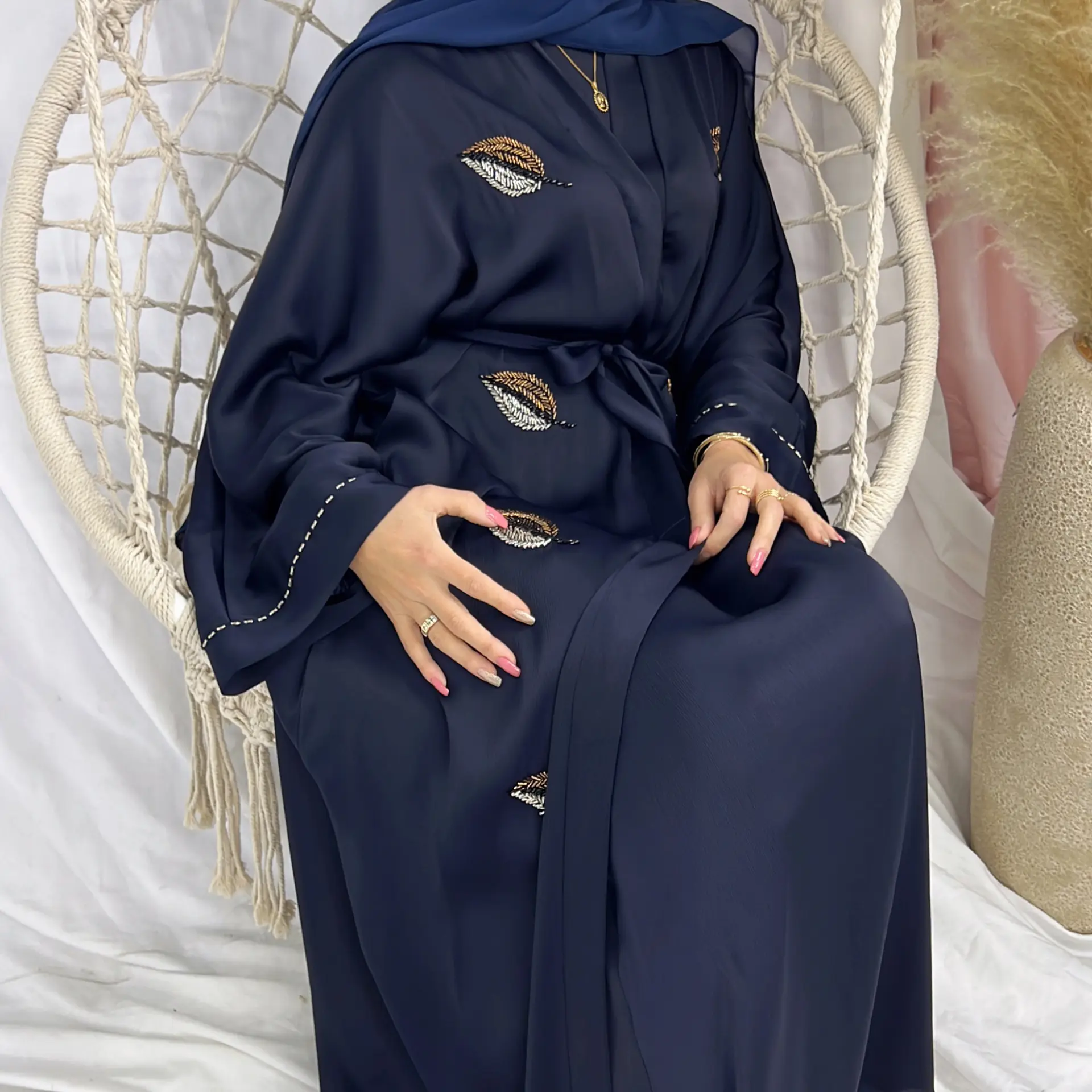 Abito Abaya 2024 Dubai Abaya EID Premium musulmano abito Abaya fatto a mano con motivo a foglia ricamato in rilievo Kimono crêpe raso abito Abaya