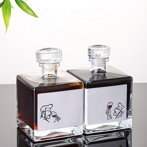 Özel etiket 250ml 500ml kare şekilli cam şarap şişesi camı Tequila votka ruhu viski için likör mantarlı şişe stoper