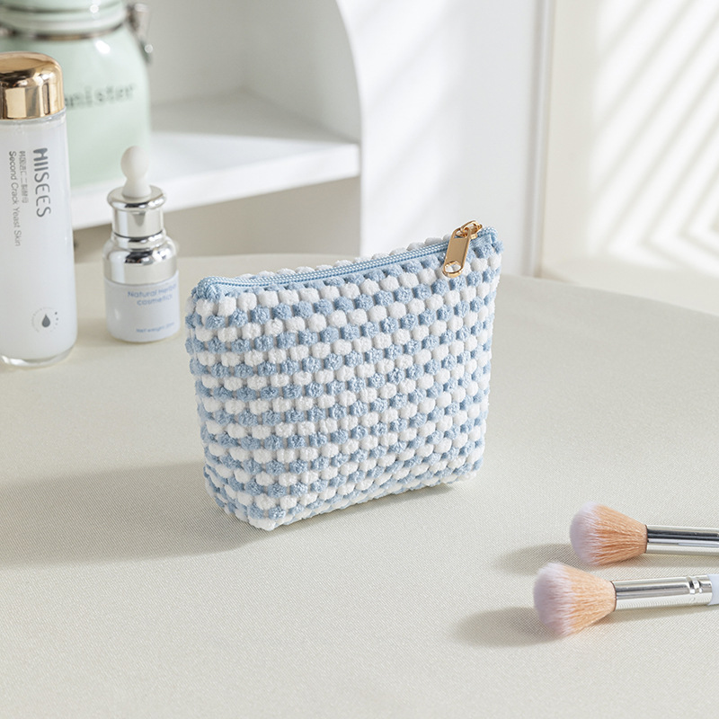 W2502-Bolsa triangular de puntos azules