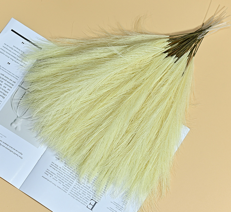 Hilo sencillo amarillo de 43 cm.