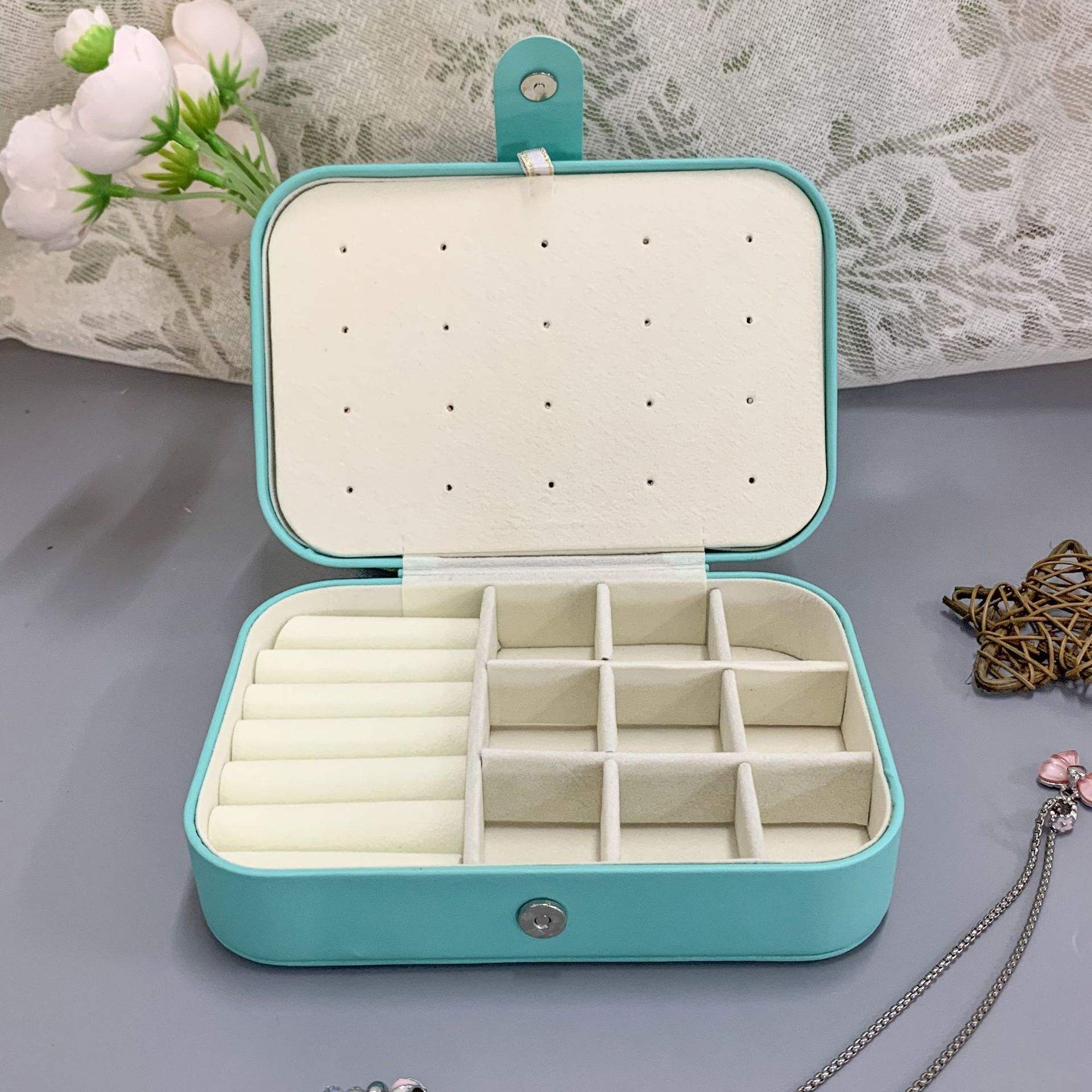 Tiffany blue; 16 * 11 * 5cm