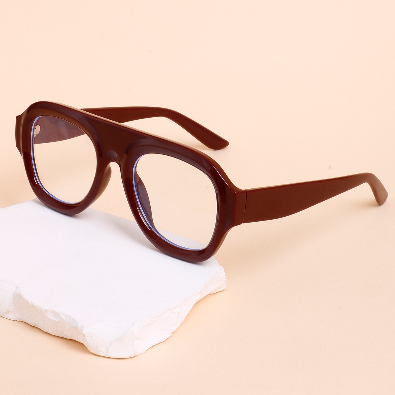 Cornice marrone rossa con fette bianche