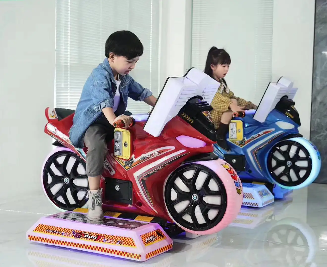 Berkendara dalam ruangan pada sepeda motor dioperasikan koin langsung mesin permainan sepeda motor anak