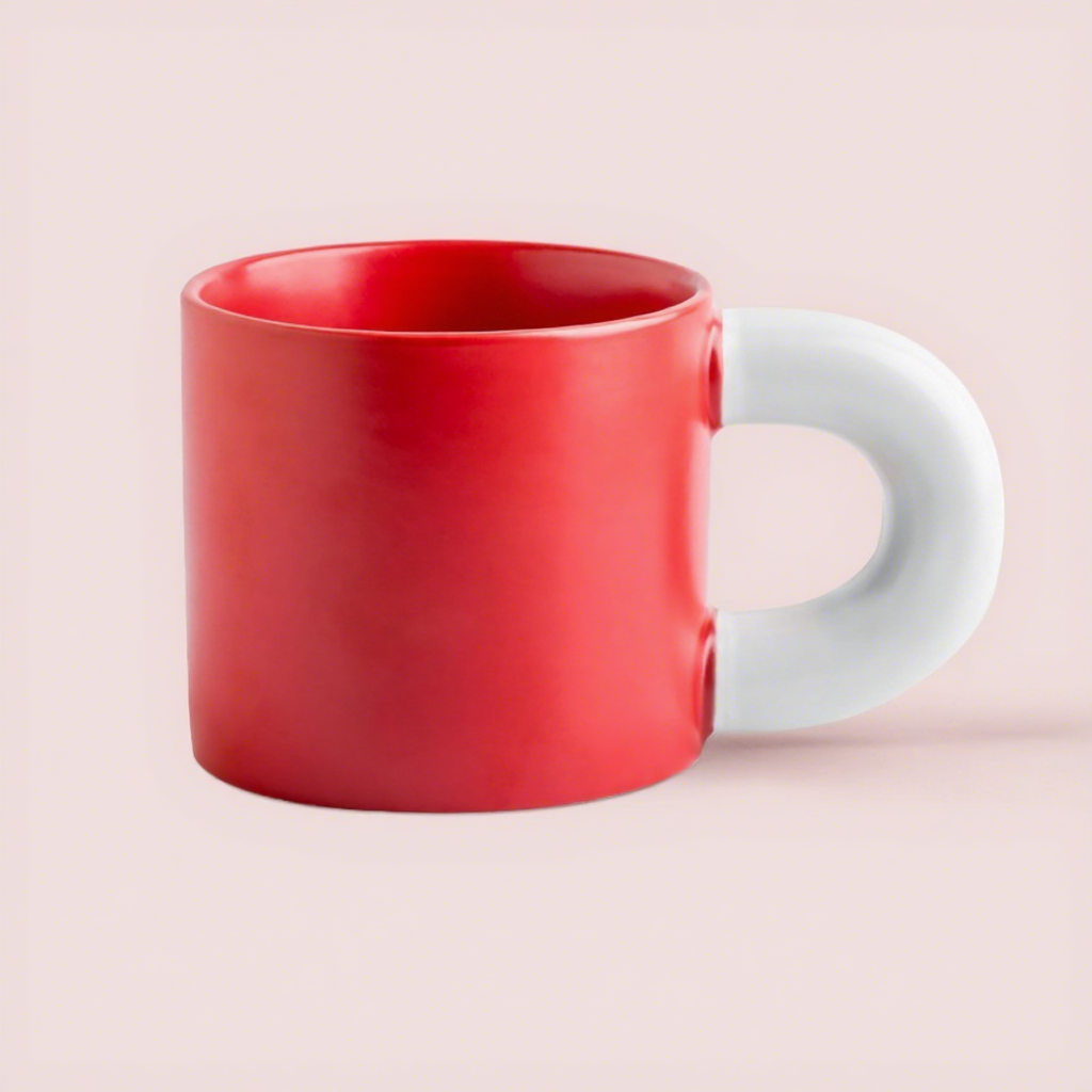 Taza roja con asa blanca.