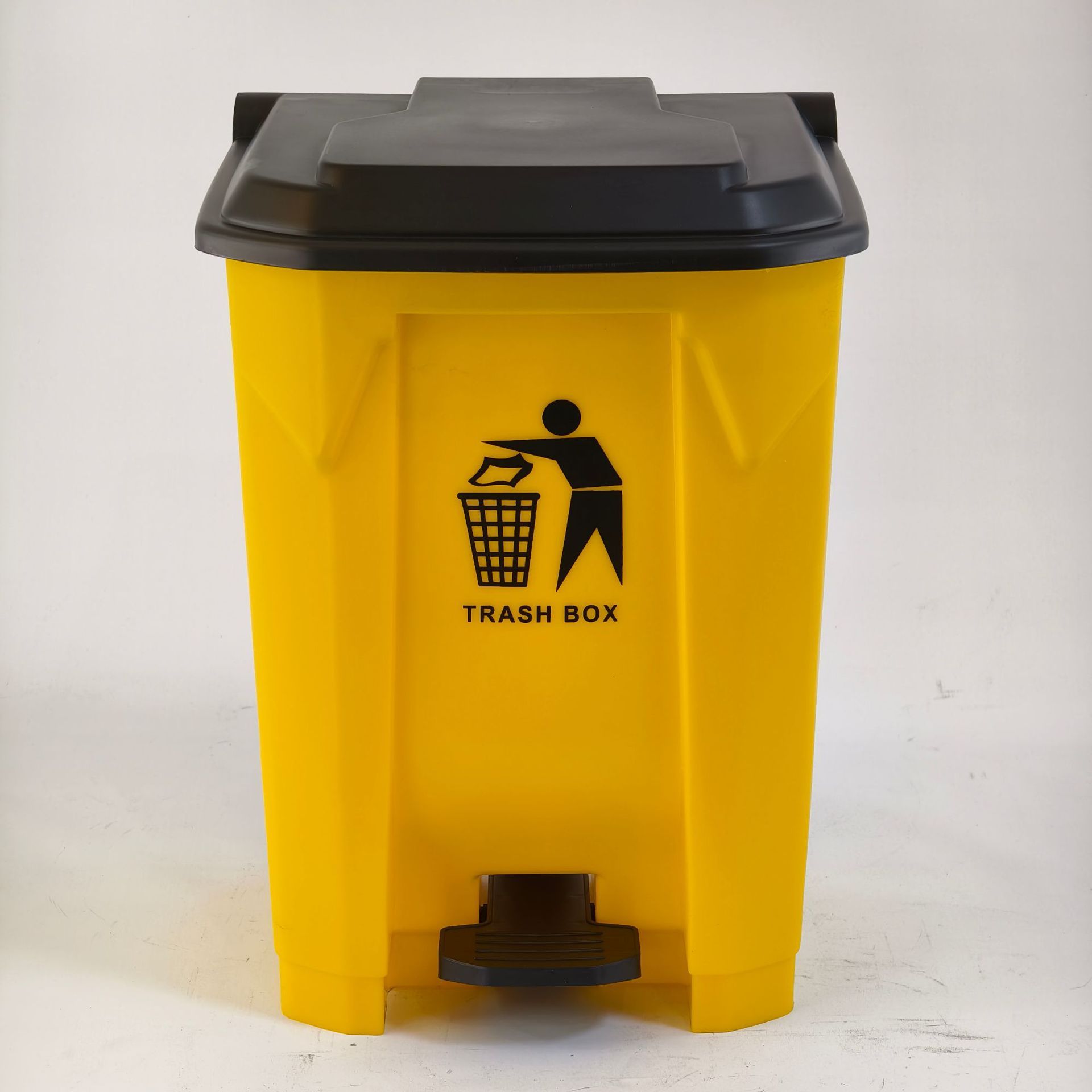 Seau jaune avec couvercle noir pour l'élimination des déchets.