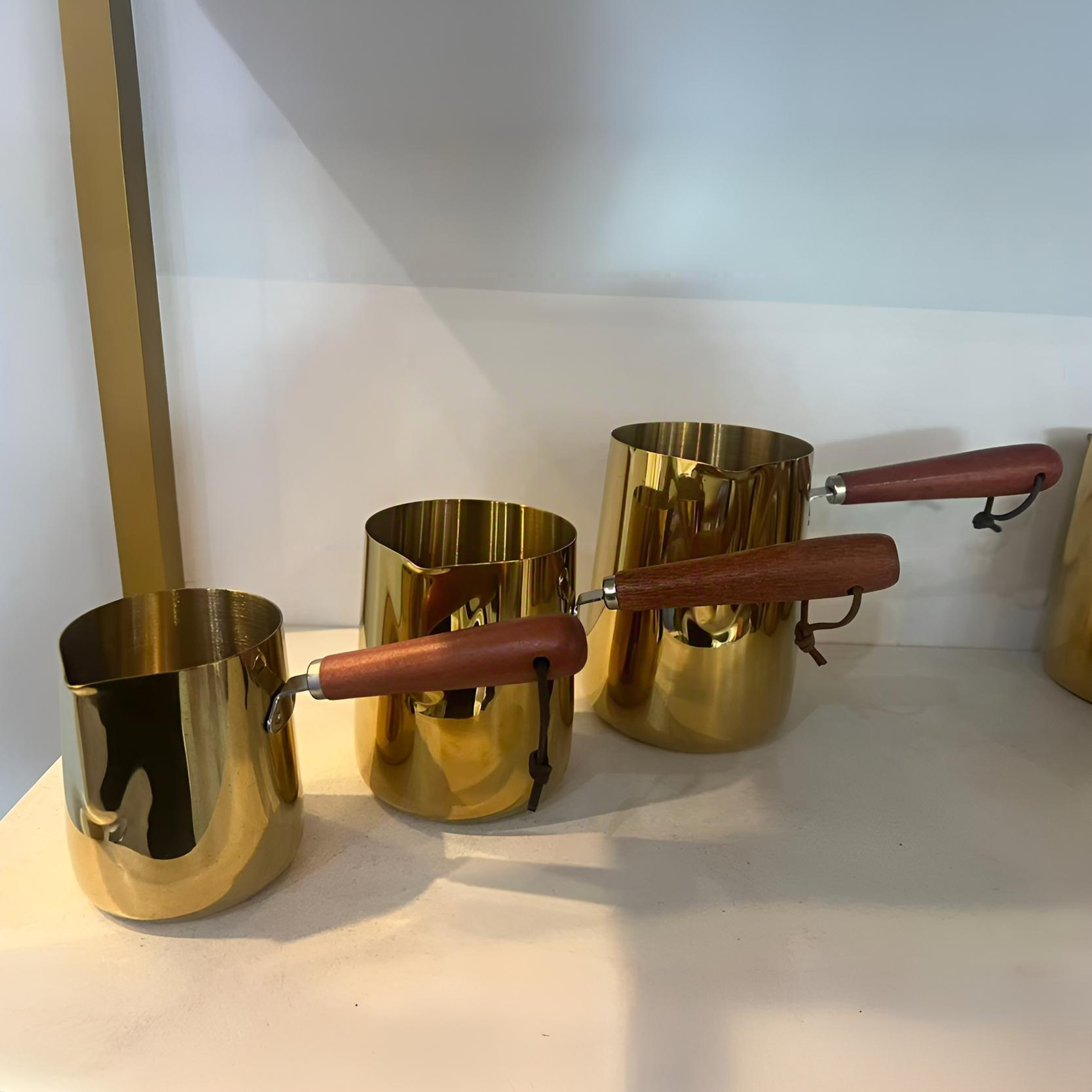 Tasse à lait avec manche en bois (surface lisse) dorée