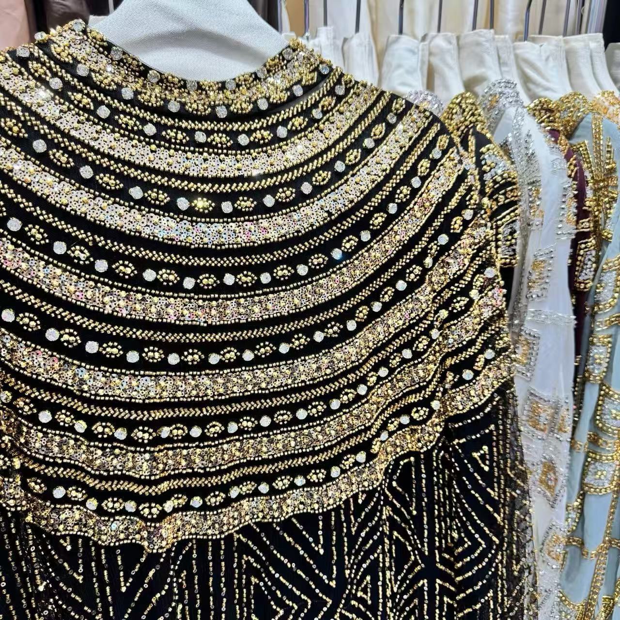 Vestido negro con bordado de lentejuelas y pedrería.