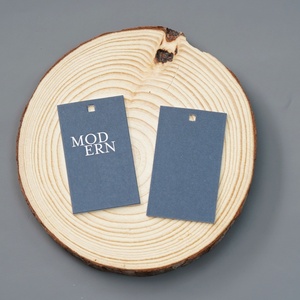 Etiquetas colgantes de laminación mate personalizadas con logotipo impreso, cadena de tarjetas de Papel Sostenible para ropa - Product Image 1