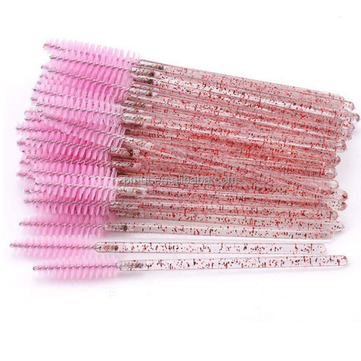 Pincel rosa con mango rojo.