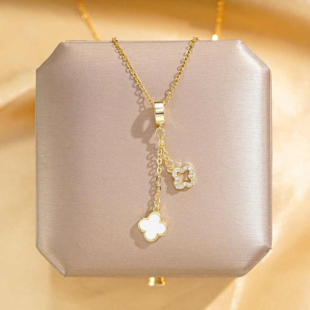 White fringed four-leaf clover
