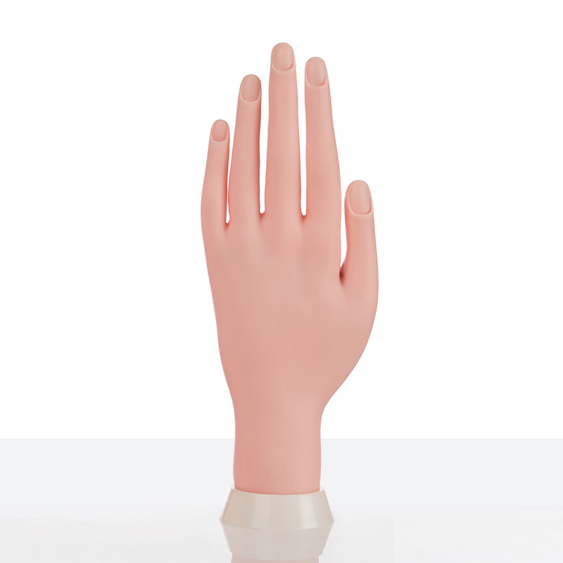 La mano izquierda no está doblada.