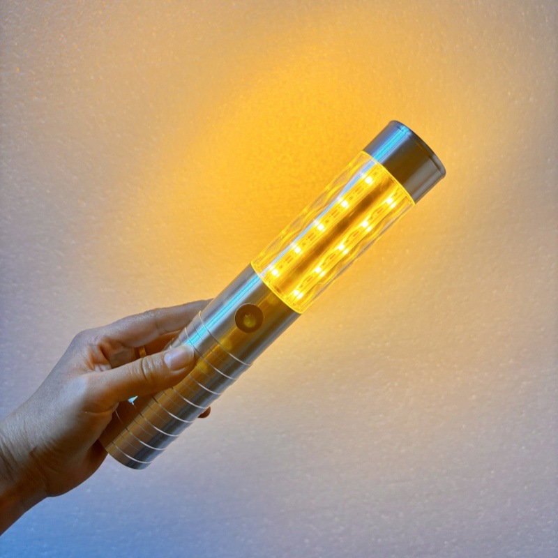 Luz amarilla con destellos plateados