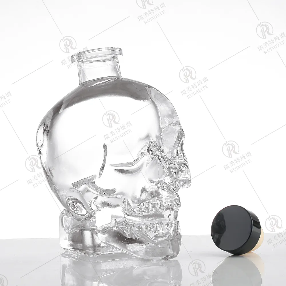 Bouteilles vides en verre de whisky de 750ml en forme de crâne avec bouchon à vis en plastique, vente en gros d'usine