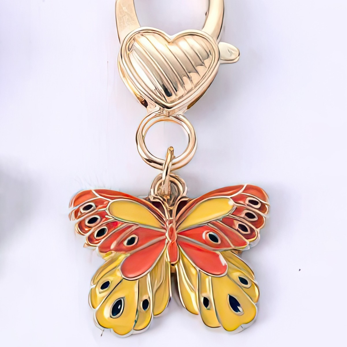 Papillon à fleurs jaunes