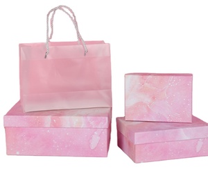 Confezione regalo rettangolare personalizzata con grande borsa