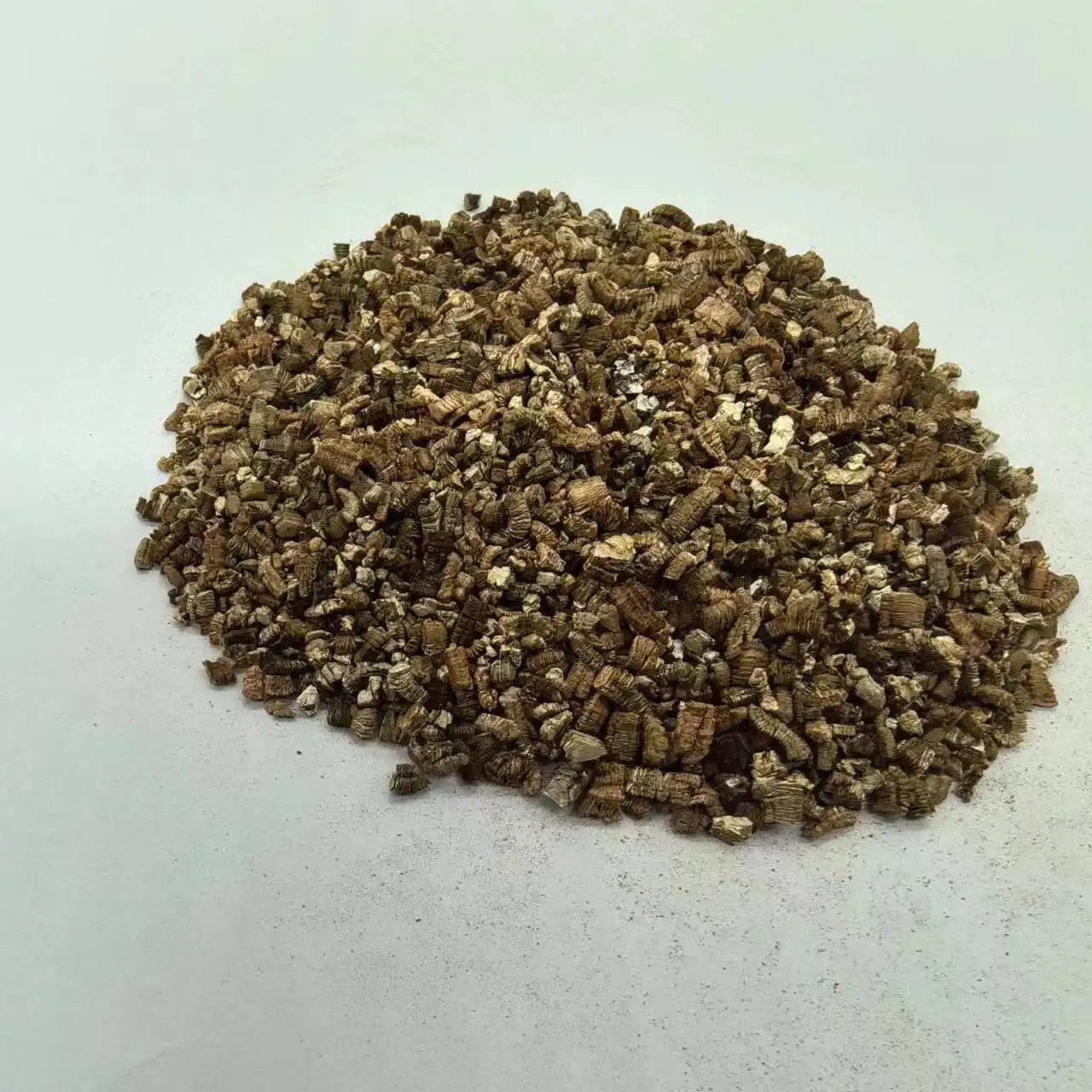 Polvo de vermiculita expandida vermiculita perfumada vermiculita cruda 50kg para agricultura y horticultura concentrado