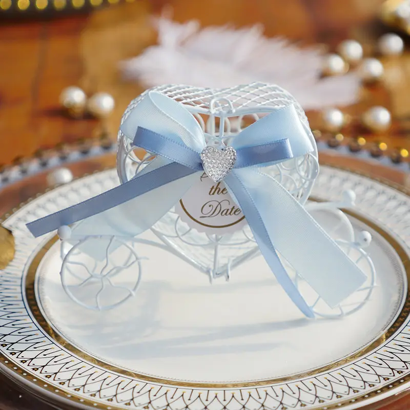 Kotak Hadiah Permen Pernikahan dengan Pita Biru Langit dan Dekorasi Berlian Kotak Cokelat Kereta Besi