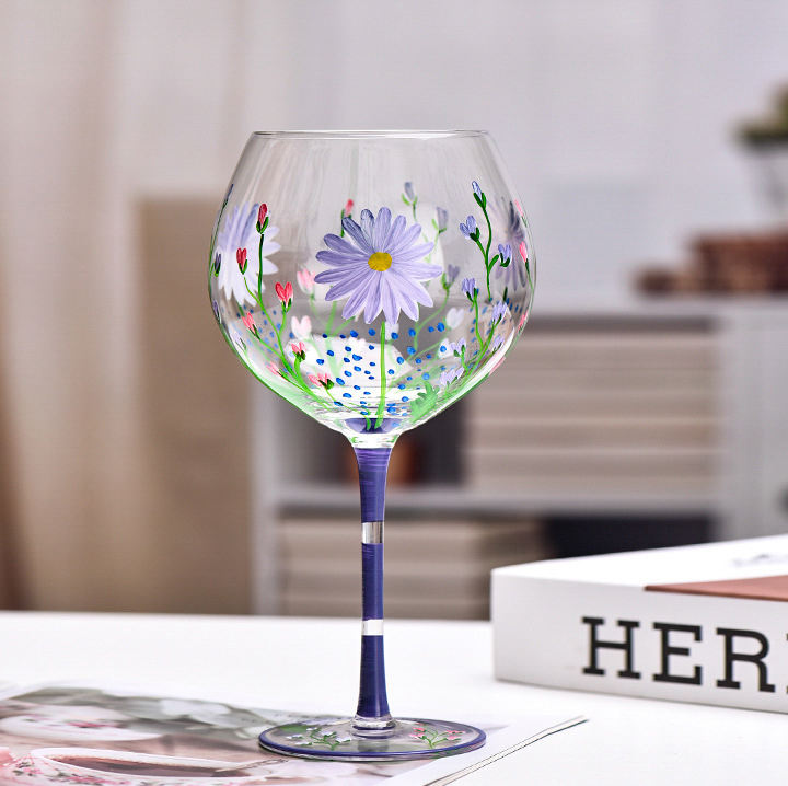 Tasse de pomme printanière peinte de manière vive