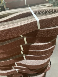 <span class=keywords><strong>Deerfos</strong></span> Grit 60 J trọng lượng mài mòn vải <span class=keywords><strong>Jumbo</strong></span> cuộn 100mm * 900mm chà nhám vành đai tùy chỉnh OEM hỗ trợ - Product Image 4