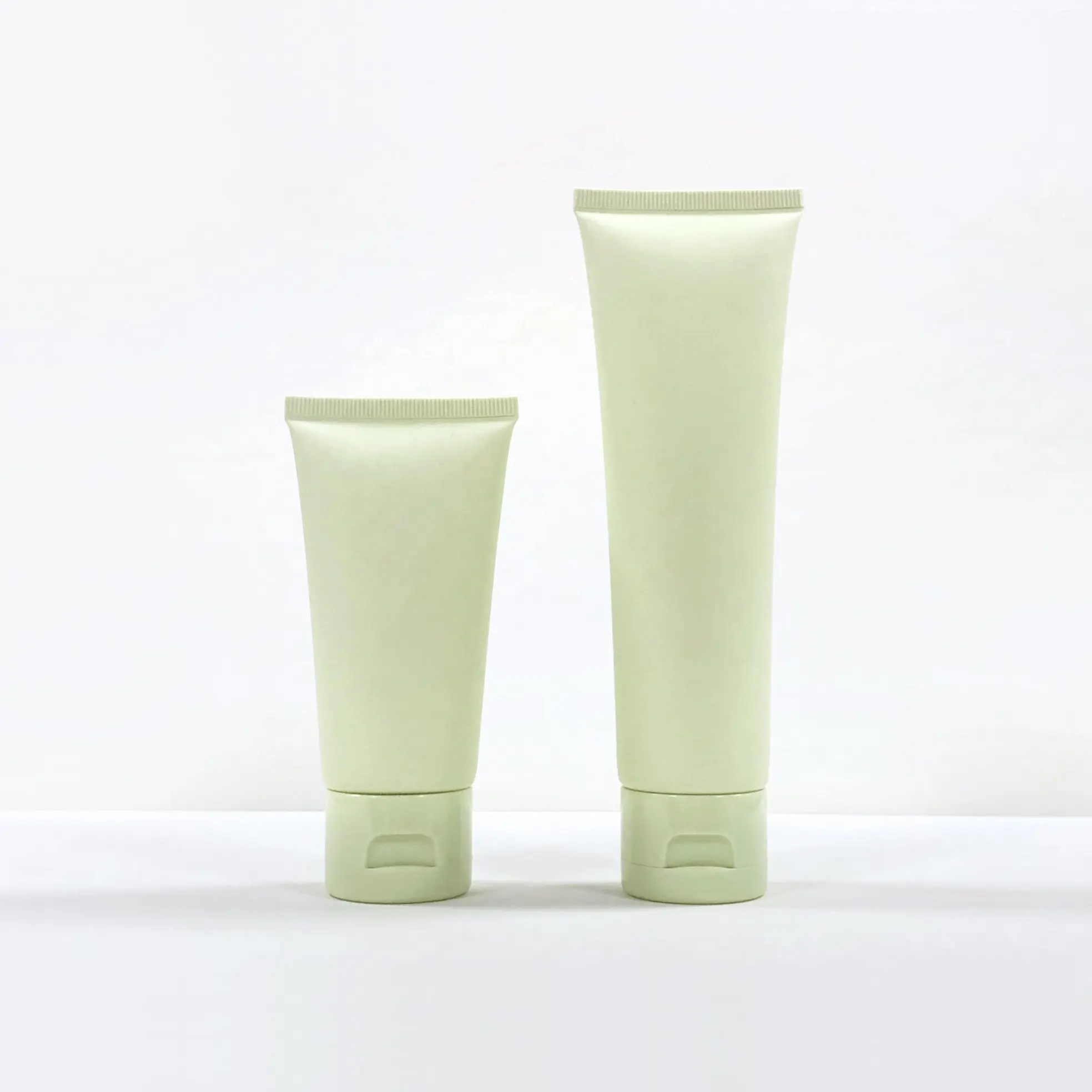 Tubo cosmético de plástico mate verde claro de 100g personalizado para limpiador facial y embalaje de crema de manos Producto en stock