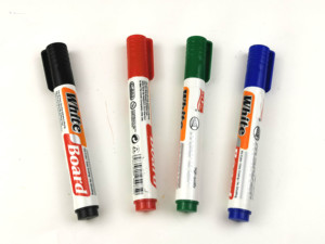 Rotuladores de borrado en seco Bolígrafos de pizarra blanca Punta de cincel 12 colores surtidos Paquete a granel con tinta de bajo olor es perfecto para la escuela - Product Image 6