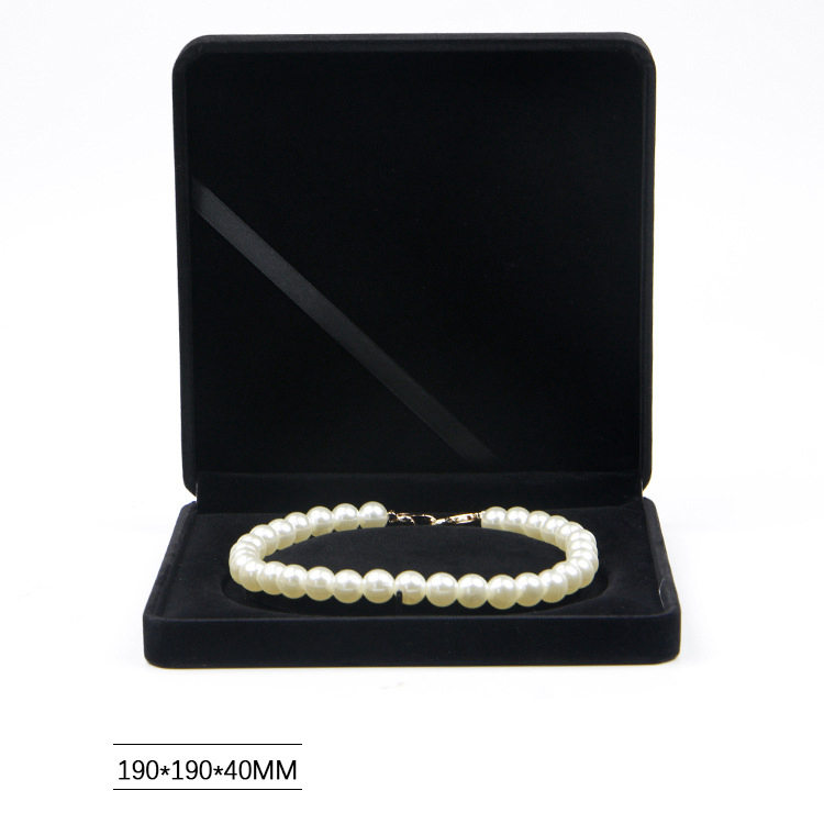 Boîte réglée de grands bijoux noirs