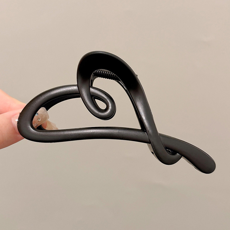 1 matte black heart-shaped hair clip-11 cm