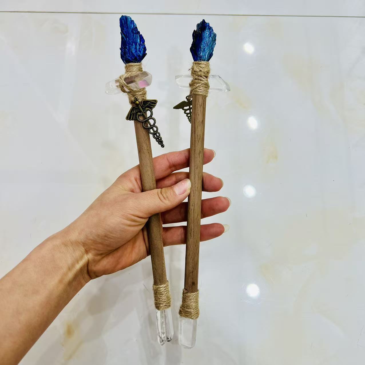 varita de plumas azules