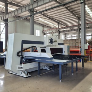 Punzonadora de torreta CNC con agujero de chapa metálica con sistema de carga automática - Product Image 2