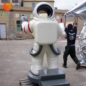 Tượng phi hành gia phát sáng bằng sợi thủy tinh, vật trang trí kiểu công nghệ hiện đại cho khu vực check-in trong trung tâm thương mại, thiết kế trang trí chủ đề công viên giải trí - Product Image 4