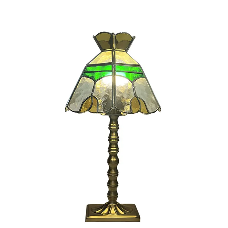 Ventas calientes Vintage Tiffany Lámpara de mesa Pantalla de vidrio verde Mosaico Lámpara de mesa Hotel Decoración para el hogar Iluminación