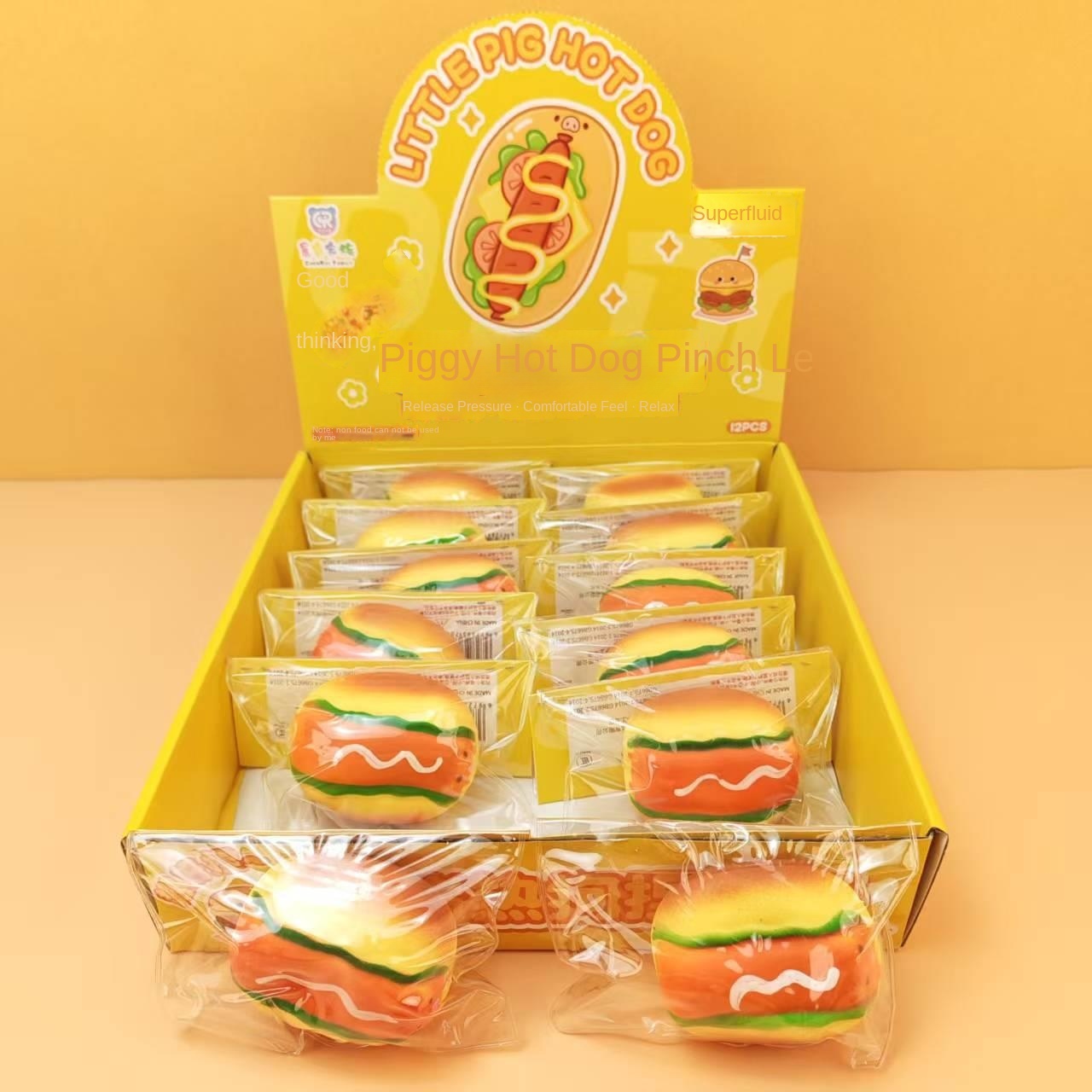 Una caja de 12 hot dogs fluidos viene con una caja expositora de regalo.