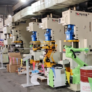 Brazo robótico de 6 ejes para máquina de grabado de carpintería CNC de apilamiento, carga y pulverización de torno