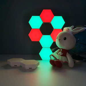 DIYRGBクォンタムライトスマート<span class=keywords><strong>Led</strong></span>六角形モジュラータッチセンシティブ照明リモコン六角形ウォールライトランプ