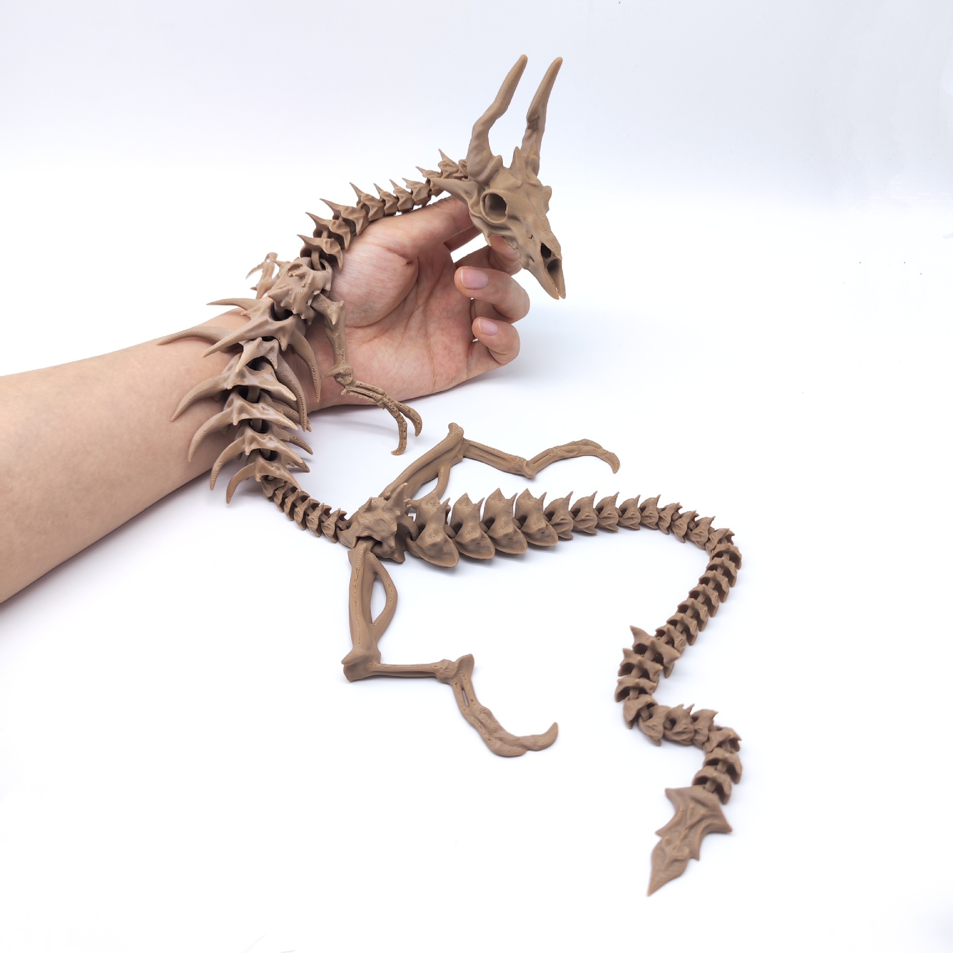 Dragon en bois et os