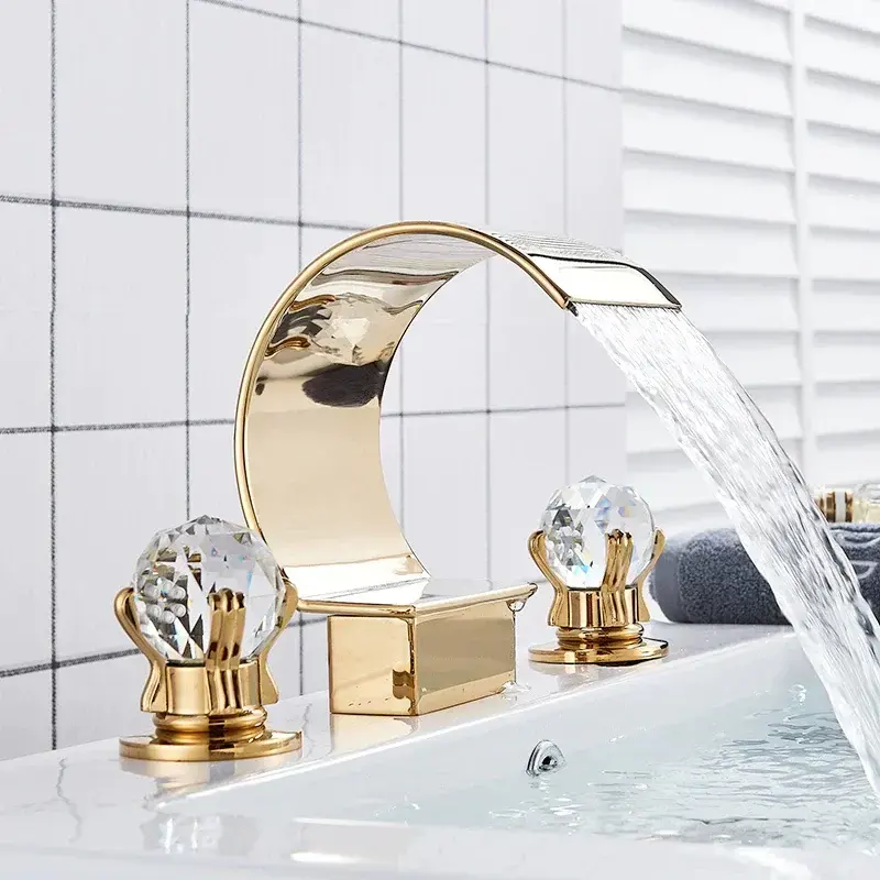 Rubinetto per vasca da bagno in oro con doppia maniglia in cristallo rubinetto per vasca da bagno di lusso a cascata rubinetto per vasca da bagno in oro montato a parete